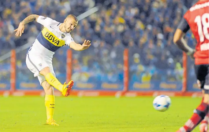  ?? FERNANDO DE LA ORDEN ?? La llave del gol. Benedetto abrió el partido con este derechazo desde el borde del área. Desde ahí había sacado un tiro parecido en el clásico, que pasó cerca.