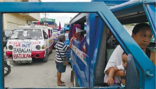  ?? SUN.STAR FOTO / ALLAN CUIZON ?? STRIKE: Striking drivers and operators take their grievance in front of the LTFRB office.