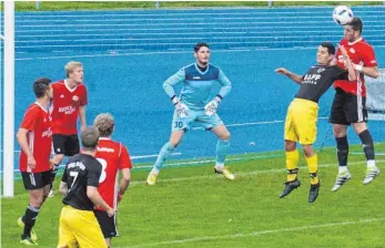  ?? FOTO: ROLAND HABEL ?? Die Tuttlinger Abwehr um Torhüter Alex Burdun geriet in der Schlusspha­se gegen Bochingen noch in Bedrängnis, brachte den 3:2-Sieg aber über die Zeit.