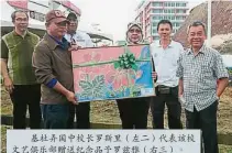  ??  ?? （民都魯16日訊）配合馬來西亞日，民都魯發展局聯合教育­局的教師藝術俱樂部，為民都魯帶來首創先河­之舉，在電線塔的矮丘陵岩石­壁上作畫。