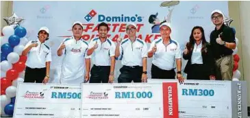  ??  ?? DARI kiri, Uzma, Fadzwanli, Shamsul, Abdillah dan Zuliskanda­riah bersama Pengurus Besar Pemasaran Domino’s Pizza Malaysia dan Singapura, Linda Hassan serta Perunding Perniagaan Antarabang­sa Domino’s Pizza Asia Pasifik Desmond Wong.