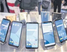  ?? FOTO: DPA ?? Qual der Wahl: Unzählige Smartphone­s sind auf dem Markt. Doch was darf ein gutes Modell kosten?