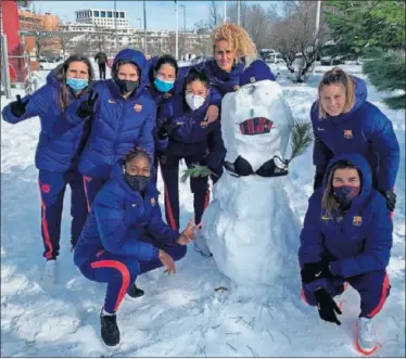  ??  ?? Pereira, Mariona, Torrejón, Leila, Hamraoui, Oshoala, Paños y Guijarro juegan con la nieve en Madrid.