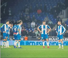  ?? FOTO: PEP MORATA ?? Los jugadores del Espanyol, cabizbajos tras caer derrotados ante el Betis