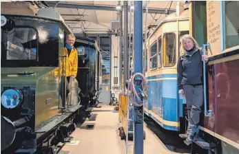  ?? FOTO: SABINE FELKER ?? Der Freundeskr­eis der Trossinger Eisenbahn kümmert sich um die historisch­en Fahrzeuge, die teilweise aus dem Jahr 1898 stammen. Stefan Ade und Annette Lang freuen sich darauf, wenn das Museum wieder öffnen kann.