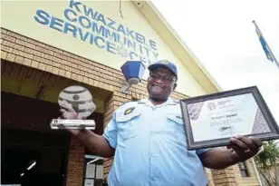  ?? /EUGENE COETZEE ?? Nelson Mandela Bay's police officer W/O Bongani Siyona with the two awards he won.