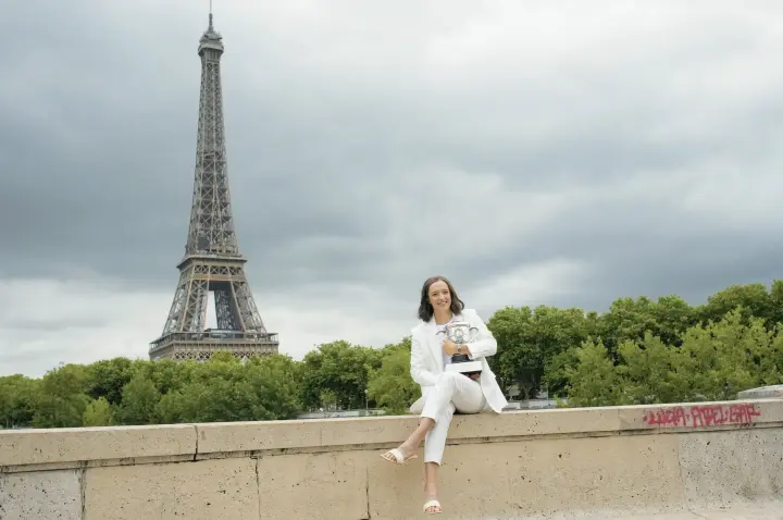  ?? CHRISTOPHE ENA/AP ?? Poland’s Iga Swiatek poses with the championsh­ip trophy on Bir-Hakeim bridge as the Eiffel Tower is seen in the background in Paris on June 5 after she won the women’s final match at the French Open tennis tournament in Roland Garros stadium.