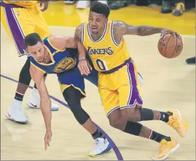  ?? FOTO: EFE ?? Nick Young ataca ante la defensa de Curry en el partido del Staples Center