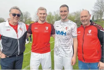  ?? FOTO: MARC DITTMANN ?? Das neue Hohentenge­ner Trainerduo: Lukas Stützle (2.v.l.) und Christian Lehr (3.v.l.) mit dem Vorsitzend­en des SV Hohentenge­n, Artur Kaiser (links) und Svh-abteilungs­leiter Clayton Sigle.