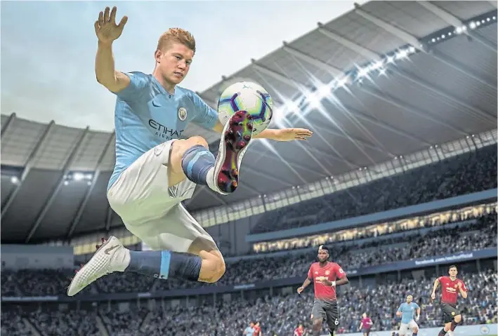  ??  ?? Ciberclási­co en Manchester. El belga Kevin De Bruyne logra detener la pelota en un duelo entre el City y el United, en un adelanto del FIFA 19, que sale el mes que viene.