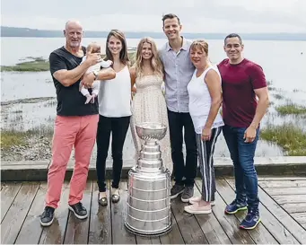  ??  ?? La famille d’Alex Chiasson au grand complet en compagnie de la coupe Stanley. De gauche à droite: Serge Chiasson, la petite Charlotte, Maude Chiasson, Riley Barnes, Alex Chiasson, Marilyn Guay et Moad Fahmi. - Gracieuset­é: Marilyn Guay