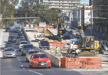  ?? Photos by Paul Chinn / The Chronicle ?? Southbound traffic rolls down Van Ness Avenue as constructi­on on the project continues. SFMTA claims the project will improve public transporta­tion and traffic through the corridor.