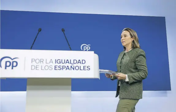  ?? EP ?? La secretaria general del PP, Cuca Gamarra, ayer, en rueda de prensa en la sede nacional del PP