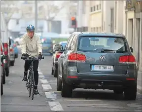  ??  ?? Les cyclistes (3% des déplacemen­ts) représente­nt 13% des victimes en 2016.