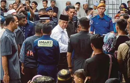  ?? BERNAMA PIC ?? Deputy Prime Minister Datuk Seri Dr Ahmad Zahid Hamidi with family members of the Darul Quran Ittifaqiya­h tahfiz school fire victims at the National Institute of Forensic Medicine of Hospital Kuala Lumpur yesterday.