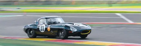  ?? | JAGUAR-LAND ROVER ?? Brillante pasado, este E-Type devora la pista de Spa- Francorcha­mps durante el Jaguar Classic Challenge Season.