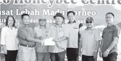  ??  ?? Jius Ulang (left) receiving a certificat­e as Best Bee farmer for 2018 from Honorsius.