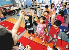  ?? Mark Boster
Los Angeles Times ?? HUONG DANG teaches the kindergart­ners at DeMille Elementary, near Little Saigon, enrolled in the state’s first Vietnamese/English dual-immersion program.