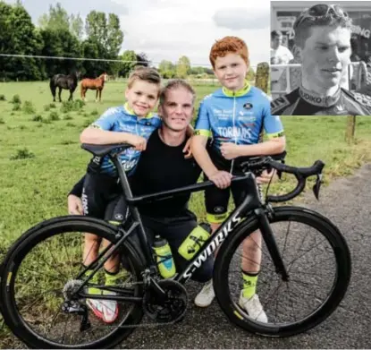  ?? FOTO KOEN FASSEUR ?? Ken De Feyter met zoontjes Maxim en Laurens (rechts). Inzet: De Feyter een dikke twintig jaar geleden als beloftevol­le junior.