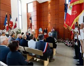  ?? (Photo Dominique Leriche) ?? Élus, autorités militaires et associatio­ns patriotiqu­es ont assisté hier aux obsèques du vice-amiral François Flohic à La Seyne. Fidèle aide de camp du Général de Gaulle, il s’est éteint la semaine dernière à Toulon;