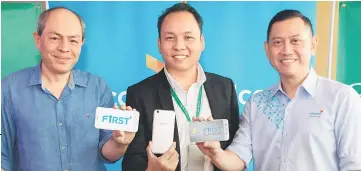  ??  ?? (From left) Azwan Khan; Garry Gong, Oppo Malaysia sales director; and Zalman Aefendy Zainal Abidin, Celcom Axiata Bhd chief marketing officer with the new OPPO A57.