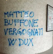  ??  ?? La scritta comparsa ieri a Prato contro il sindaco