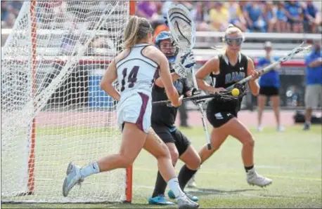  ?? PETE BANNAN — DIGITAL FIRST MEDIA ?? Radnor’s Julianne Puckette comes around the corner and is about to slip a shot past Kennard Dale goalie Maria Schneider early on Saturday in what became a 20-8 Raiders victory in the PIAA Class 2A state championsh­ip game.