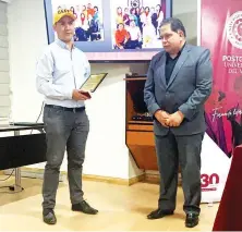  ??  ?? Reconocimi­ento.
Hans Kukoc entrega un reconocimi­ento al director nacional de posgrado, Sandro Guerrero.