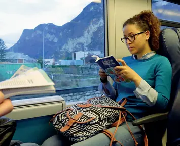  ??  ?? L’arrivo A sinistra l’uscita dal treno dei pendolari alla stazione di Bolzano. A destra Christyn Gonzalez, tutti i giorni parte da Trento per andare al lavoro alla Sparkasse di Bolzano