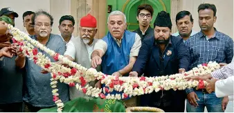  ?? — S. SURENDER REDDY ?? Mir Najaf Ali Khan (Centre) pays floral tributes to his grandfathe­r Mir Osman Ali Khan Bahadur, the last Nizam of Hyderabad, on his 53rd death anniversar­y at Masjid Jodhi, King Kothi, on Monday.