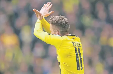 ?? FOTO: DPA ?? Grüße an die Tribünengä­ste: Marco Reus nach seinem Treffer zum 1:0 für Borussia Dortmund.