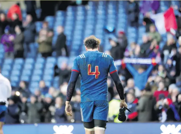  ?? Olympique - Patrick Derewiany Photo Midi ?? Arthur Iturria et les Bleus de France voient se profiler la terrible anniversai­re : le 28 mars prochain, cela fera un an que la France n’a plus gagné. Le XV de Jacques Brunel appartient au deuxième échelon mondial.