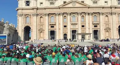  ??  ?? Il gruppo dei 40 cresimandi di Lucca (tutti con la maglietta verde) in piazza San Pietro per l’udienza generale di mercoledì scorso