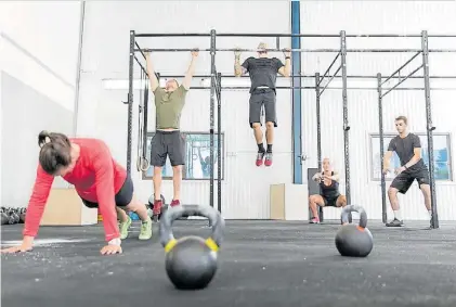  ??  ?? Pesas, fuerza de brazos, saltos al cajón. Todo es parte de la rutina del crossfit, que gana clientes en el país.