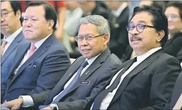  ??  ?? Mustapa (middle) alongside Abdul Rahman (right) during the launch of LCT’s prospectus yesterday. -- Bernama photo