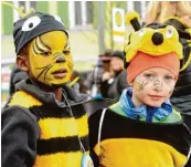  ??  ?? Kinder und Eltern des Kindergart­ens Johann Breher verkleide ten sich als fleißige Biene Maja.