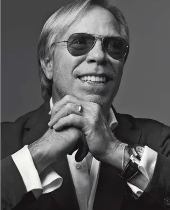  ??  ?? Thomas Jacob Hilfiger, 69 anni il 24 marzo, è fondatore e direttore creativo di Tommy Hilfiger