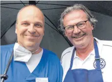  ?? FOTO: HARALD RUPPERT ?? Zentrumsdi­rektor Volker Wenzel (links) dankt dem Rotarier Robert Bauer für das Grillfest.