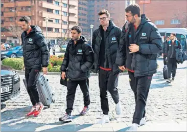  ??  ?? NUEVO RETO. Sergi Vidal, Jaime Fernández, Álex Suárez y Nacho Llovet en la llegada a Zaragoza.