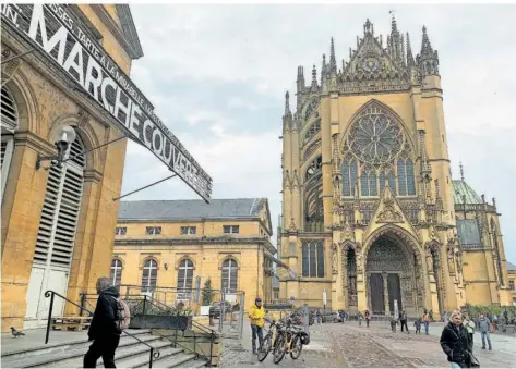  ?? FOTOS: SOPHIA SCHÜLKE ?? Die Markthalle von Metz liegt direkt neben der Kathedrale in der historisch­en Altstadt.