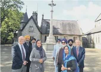  ?? ?? The restored memorial helped by the Sikh community, councillor­s Michael Dixon, left, and Peter Wood.