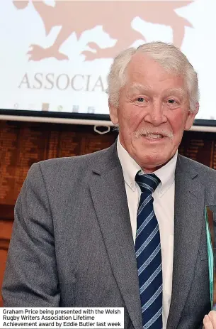  ?? ?? Graham Price being presented with the Welsh Rugby Writers Associatio­n Lifetime Achievemen­t award by Eddie Butler last week