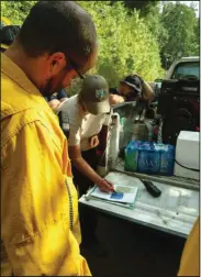  ?? CONTRIBUTE­D PHOTO ?? Crews participat­e in a tailgate safety briefing earlier in the week to discuss the wildfire containmen­t progress.
