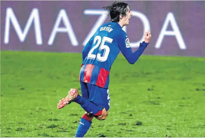  ??  ?? El atacante Bryan Gil celebra un gol con la camiseta del Eibar en la campaña recién concluida.