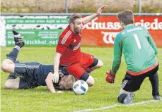  ?? FOTO: ROLF SCHULTES ?? Der SV Reute (Patrick Schneider gegen Ankenreute­s Patric Padberg und Torwart Philipp Deuringer) spielt in der Kreisliga A I eine starke Rückrunde.