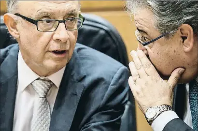  ?? DANI DUCH ?? El ministro de Hacienda, Cristóbal Montoro, con el titular de Interior, Juan Ignacio Zoido, en el Senado