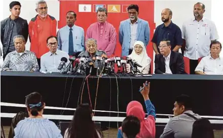  ?? PIC BY MOHAMAD SHAHRIL BADRI SAALI ?? Prime Minister Tun Dr Mahathir Mohamad speaking to the media at Menara Yayasan Selangor in Petaling Jaya yesterday. With him are Pakatan Harapan leaders.