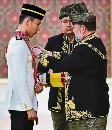  ?? — Bernama ?? Huge encouragem­ent: Yang di-Pertuan Agong Sultan Muhammad V conferring the Panglima Jasa Negara (PJN), which carries the title Datuk, to Lee Chong Wei in conjunctio­n with his majesty’s official birthday.