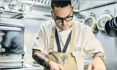  ?? GEMMA MARTZ ?? El chef Marc Ramos, en los fogones del restaurant­e Si No Fos