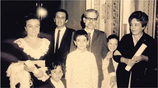  ?? COLECCIÓN DE LA FAMILIA DOBLES. ?? Honor en el Teatro Nacional. En la ceremonia de entrega del Premio Magón 1968. Acompañan a Fabián Dobles (con lentes) Lolita González, Mario Picado y Cecilia Trejos, esposa del escritor, así como sus hijas pequeñas Cecilia, Aurelia y Paula.